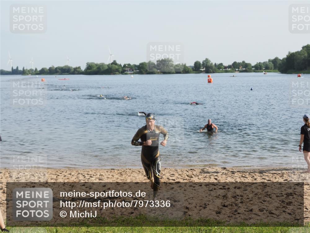 21.06.2025 - 27. Vierlanden-Triathlon MichiJ http://msf.ph/oto/7973336 15.06.2026 08:36:49 Schwimmen 39 meine-sportfotos.de