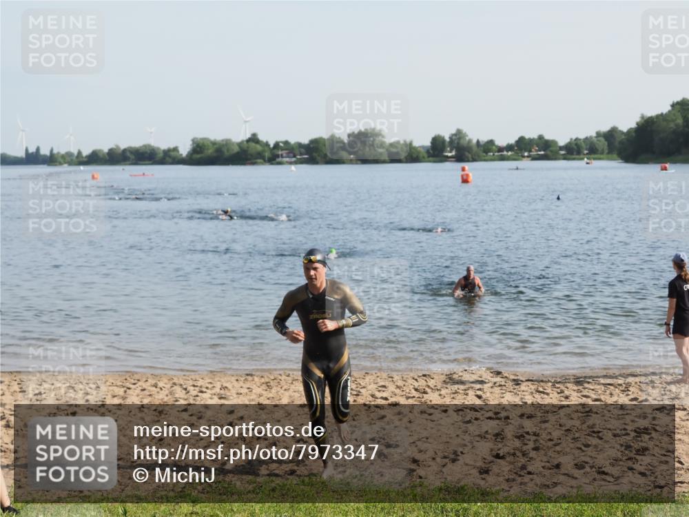 21.06.2025 - 27. Vierlanden-Triathlon MichiJ http://msf.ph/oto/7973347 15.06.2026 08:36:50 Schwimmen 39 meine-sportfotos.de