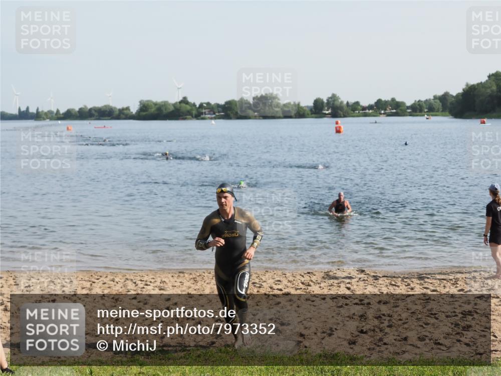 21.06.2025 - 27. Vierlanden-Triathlon MichiJ http://msf.ph/oto/7973352 15.06.2026 08:36:50 Schwimmen 39 meine-sportfotos.de