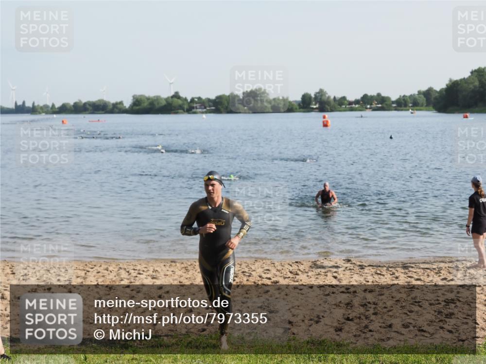 21.06.2025 - 27. Vierlanden-Triathlon MichiJ http://msf.ph/oto/7973355 15.06.2026 08:36:50 Schwimmen 39 meine-sportfotos.de