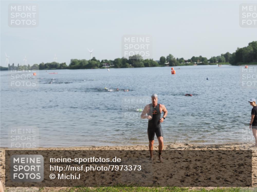 21.06.2025 - 27. Vierlanden-Triathlon MichiJ http://msf.ph/oto/7973373 15.06.2026 08:36:58 Schwimmen 39, 69 meine-sportfotos.de