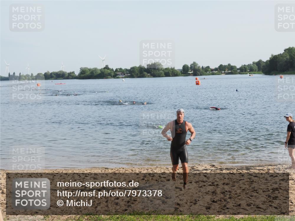 21.06.2025 - 27. Vierlanden-Triathlon MichiJ http://msf.ph/oto/7973378 15.06.2026 08:36:58 Schwimmen 39, 69 meine-sportfotos.de