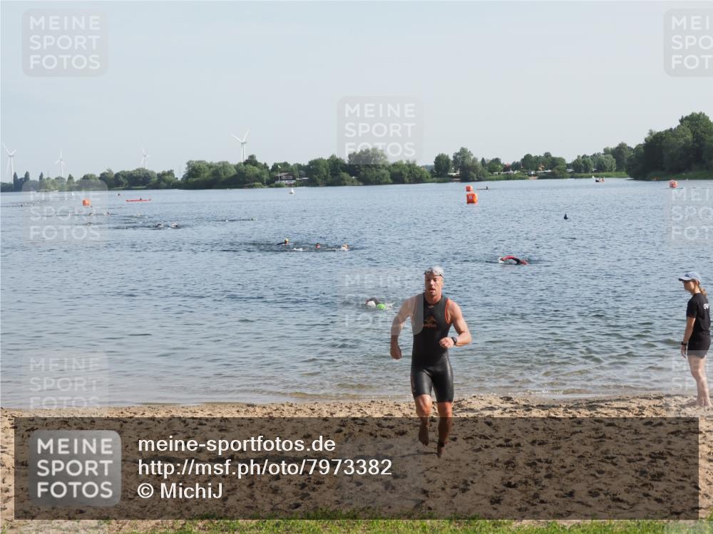 21.06.2025 - 27. Vierlanden-Triathlon MichiJ http://msf.ph/oto/7973382 15.06.2026 08:36:58 Schwimmen 39, 69 meine-sportfotos.de