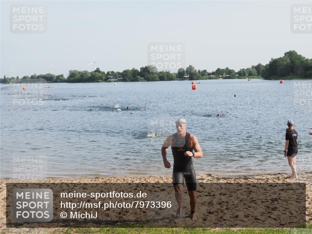21.06.2025 - 27. Vierlanden-Triathlon MichiJ http://msf.ph/oto/7973396 15.06.2026 08:36:59 Schwimmen 69 meine-sportfotos.de