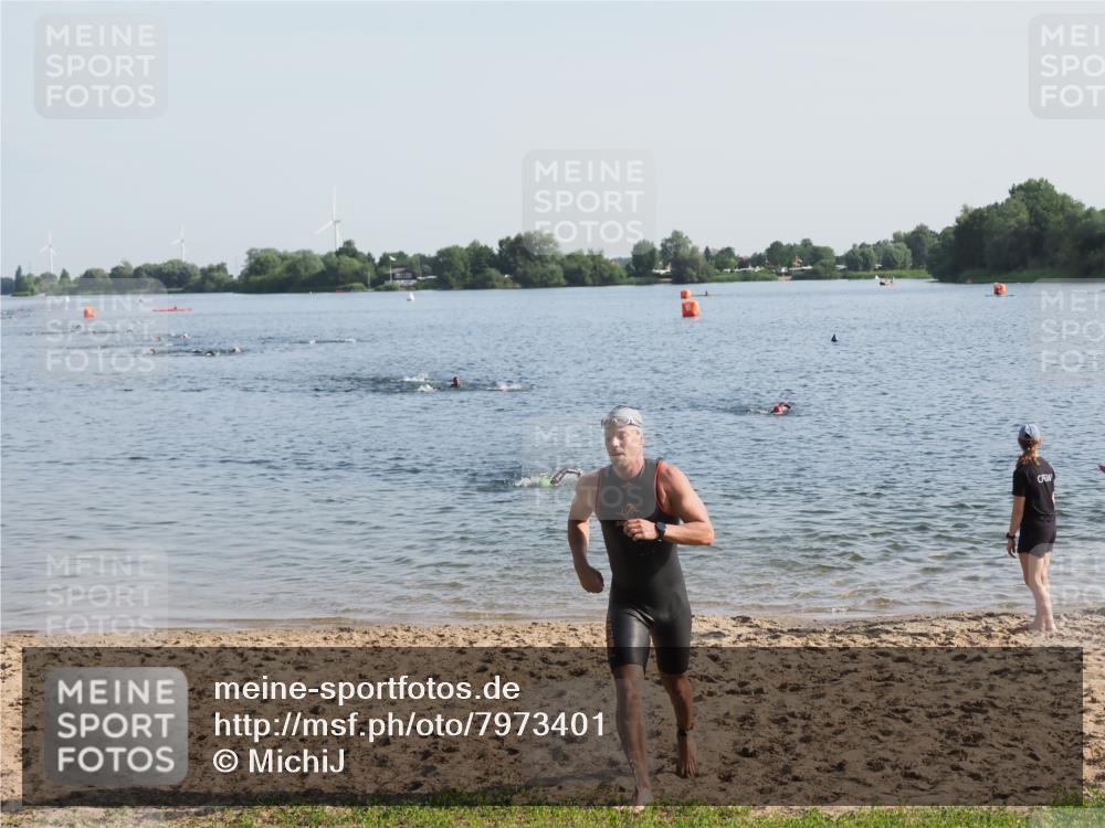 21.06.2025 - 27. Vierlanden-Triathlon MichiJ http://msf.ph/oto/7973401 15.06.2026 08:36:59 Schwimmen 69 meine-sportfotos.de