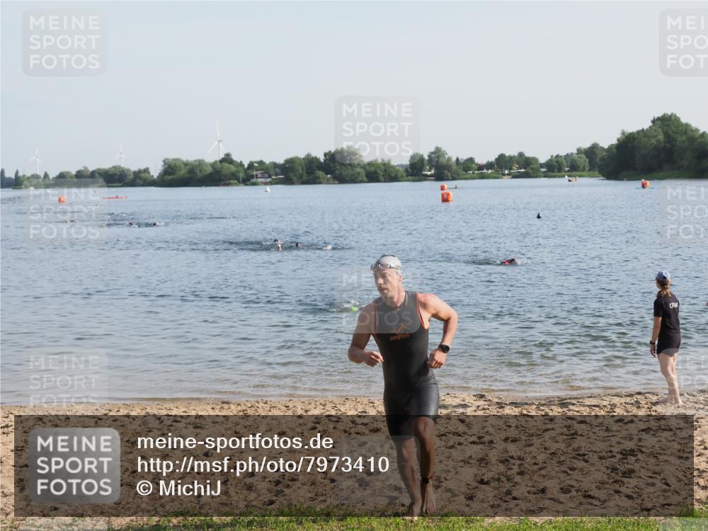 21.06.2025 - 27. Vierlanden-Triathlon MichiJ http://msf.ph/oto/7973410 15.06.2026 08:36:59 Schwimmen 69 meine-sportfotos.de