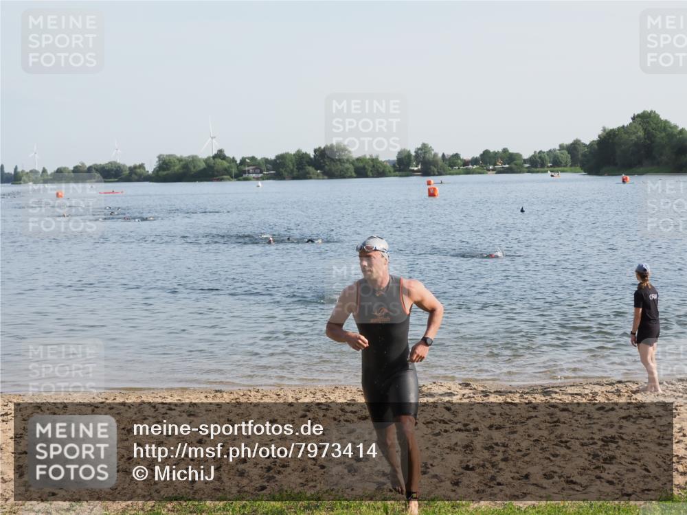 21.06.2025 - 27. Vierlanden-Triathlon MichiJ http://msf.ph/oto/7973414 15.06.2026 08:36:59 Schwimmen 69 meine-sportfotos.de
