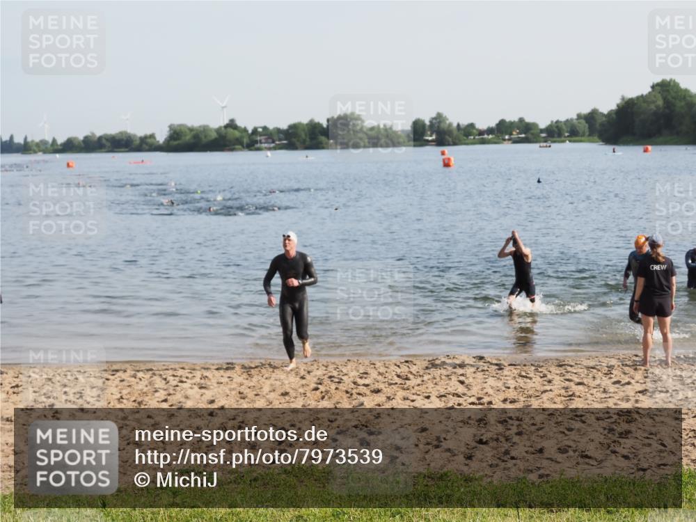 21.06.2025 - 27. Vierlanden-Triathlon MichiJ http://msf.ph/oto/7973539 15.06.2026 08:37:39 Schwimmen 9, 73, 180, 181 meine-sportfotos.de