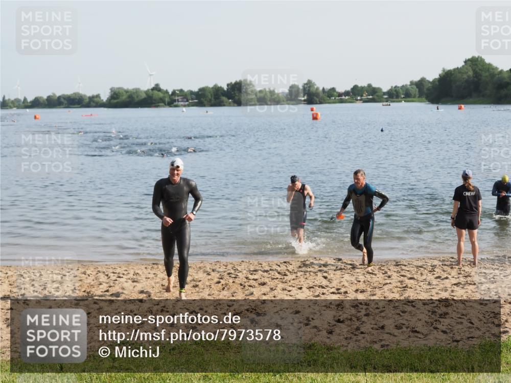 21.06.2025 - 27. Vierlanden-Triathlon MichiJ http://msf.ph/oto/7973578 15.06.2026 08:37:41 Schwimmen 9, 73, 180, 181 meine-sportfotos.de