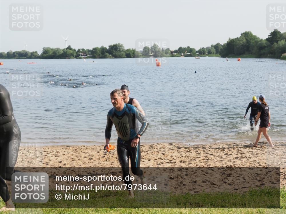 21.06.2025 - 27. Vierlanden-Triathlon MichiJ http://msf.ph/oto/7973644 15.06.2026 08:37:44 Schwimmen 73, 171, 180, 181 meine-sportfotos.de