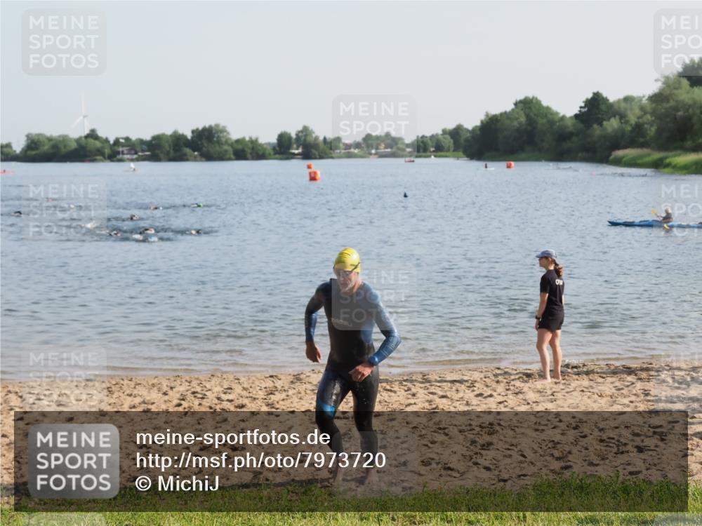 21.06.2025 - 27. Vierlanden-Triathlon MichiJ http://msf.ph/oto/7973720 15.06.2026 08:37:50 Schwimmen 73, 171, 180, 181 meine-sportfotos.de