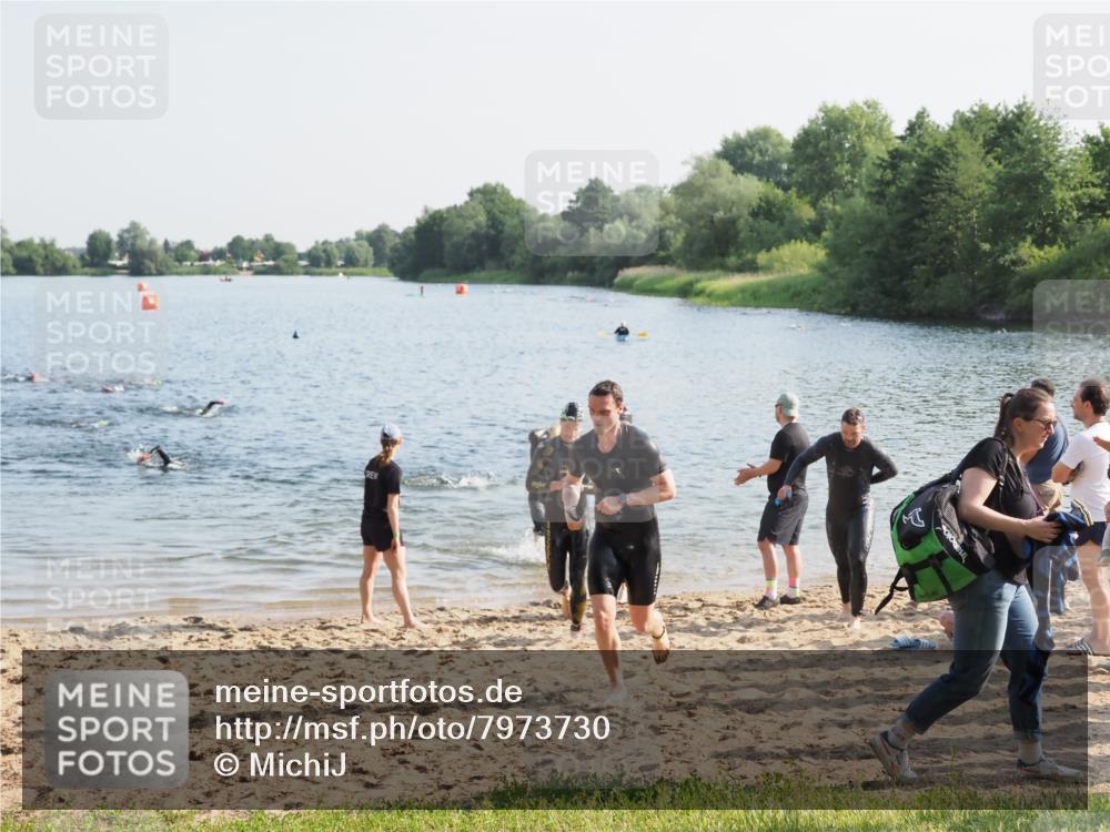 21.06.2025 - 27. Vierlanden-Triathlon MichiJ http://msf.ph/oto/7973730 15.06.2026 08:38:30 Schwimmen 27, 35, 45, 86, 126 meine-sportfotos.de