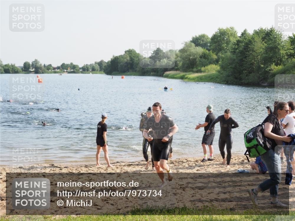 21.06.2025 - 27. Vierlanden-Triathlon MichiJ http://msf.ph/oto/7973734 15.06.2026 08:38:30 Schwimmen 27, 35, 45, 86, 126 meine-sportfotos.de