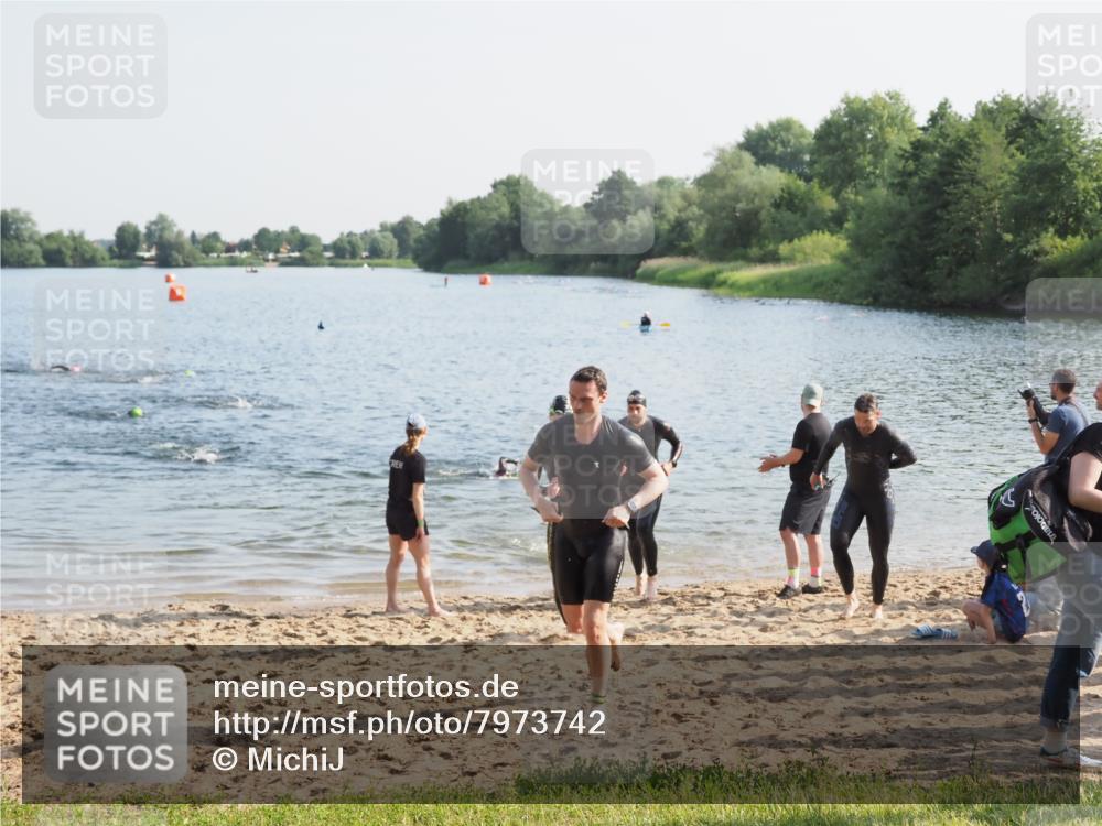 21.06.2025 - 27. Vierlanden-Triathlon MichiJ http://msf.ph/oto/7973742 15.06.2026 08:38:30 Schwimmen 27, 35, 45, 86, 126 meine-sportfotos.de