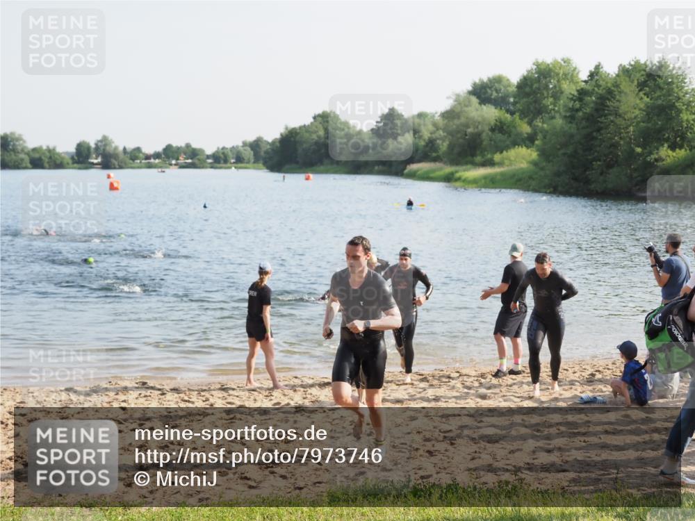 21.06.2025 - 27. Vierlanden-Triathlon MichiJ http://msf.ph/oto/7973746 15.06.2026 08:38:30 Schwimmen 27, 35, 45, 86, 126 meine-sportfotos.de