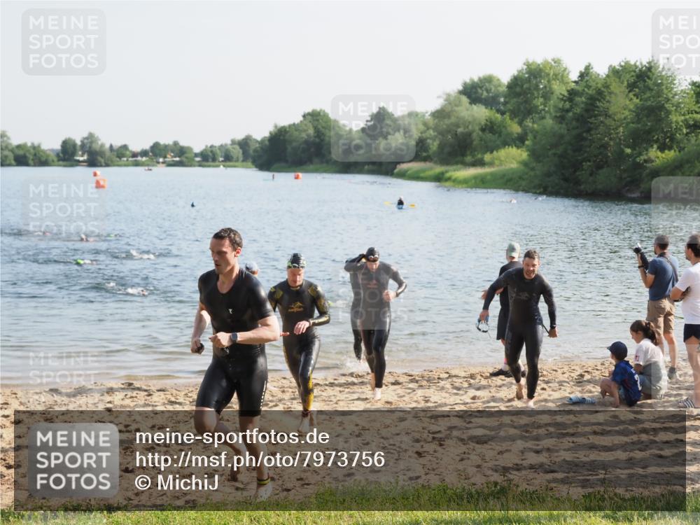 21.06.2025 - 27. Vierlanden-Triathlon MichiJ http://msf.ph/oto/7973756 15.06.2026 08:38:31 Schwimmen 27, 35, 45, 86, 126 meine-sportfotos.de