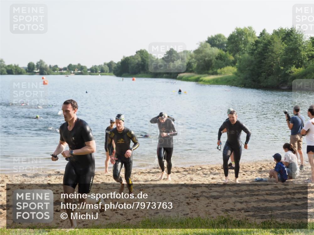21.06.2025 - 27. Vierlanden-Triathlon MichiJ http://msf.ph/oto/7973763 15.06.2026 08:38:31 Schwimmen 27, 35, 45, 86, 126 meine-sportfotos.de