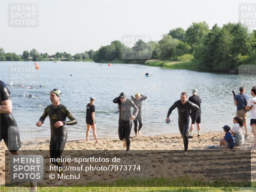 21.06.2025 - 27. Vierlanden-Triathlon MichiJ http://msf.ph/oto/7973774 15.06.2026 08:38:32 Schwimmen 27, 35, 45, 86, 126 meine-sportfotos.de