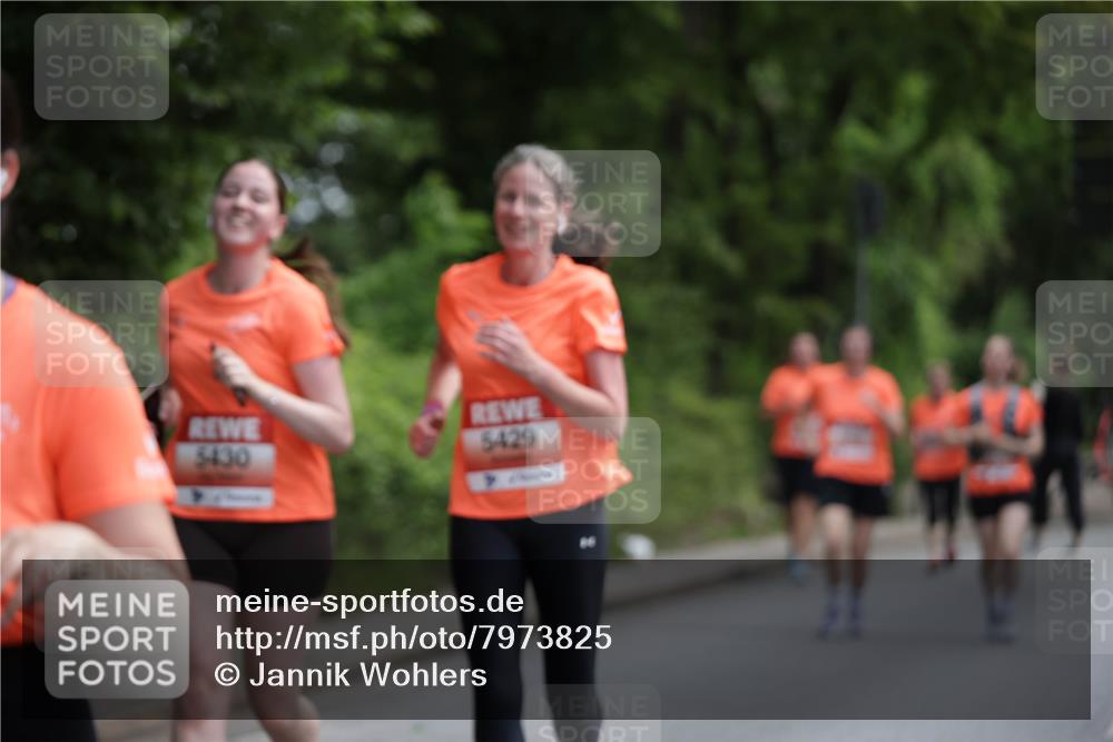 15.06.2025 - REWE Women's Run Jannik Wohlers http://msf.ph/oto/7973825 15.06.2025 10:08:34 Laufen 5430, 5429 meine-sportfotos.de