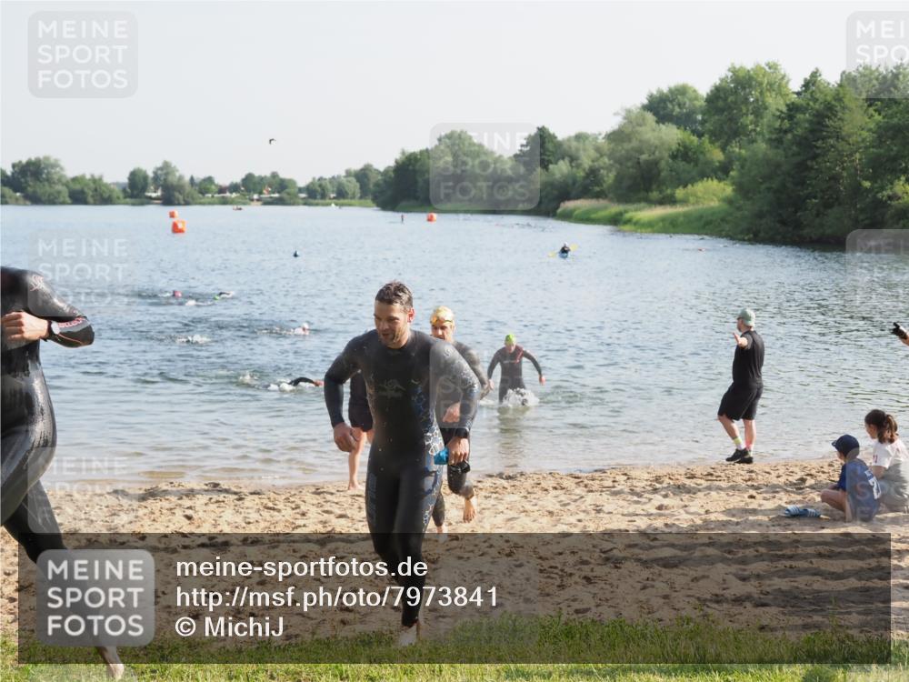 21.06.2025 - 27. Vierlanden-Triathlon MichiJ http://msf.ph/oto/7973841 15.06.2026 08:38:35 Schwimmen 2, 27, 35, 45, 86, 126 meine-sportfotos.de