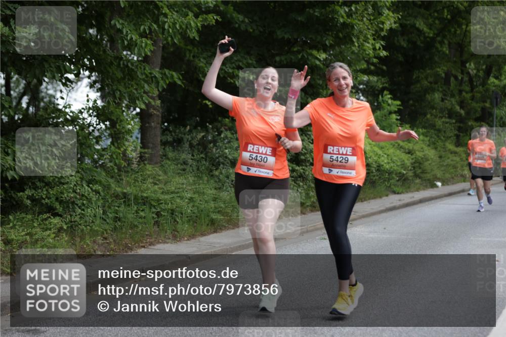 15.06.2025 - REWE Women's Run Jannik Wohlers http://msf.ph/oto/7973856 15.06.2025 10:08:35 Laufen 5430, 5429 meine-sportfotos.de