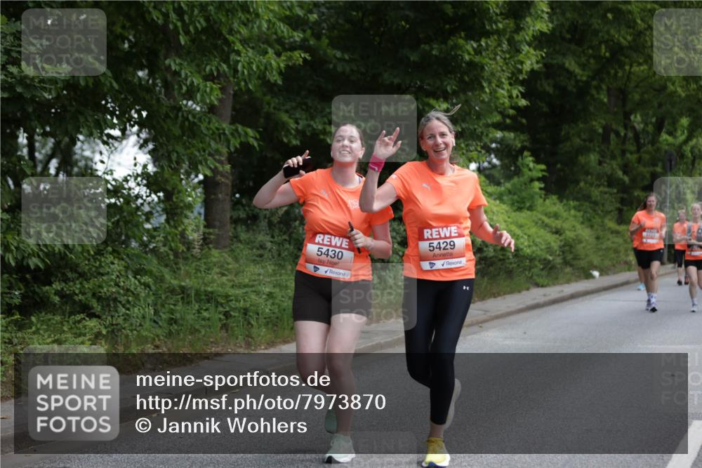 15.06.2025 - REWE Women's Run Jannik Wohlers http://msf.ph/oto/7973870 15.06.2025 10:08:36 Laufen 5430, 5429 meine-sportfotos.de