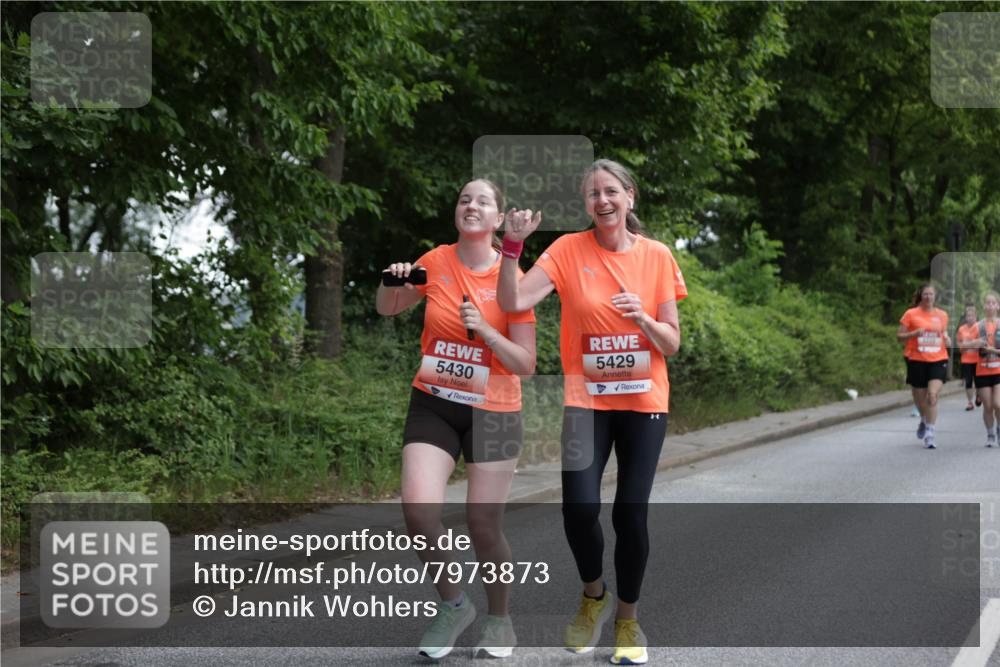 15.06.2025 - REWE Women's Run Jannik Wohlers http://msf.ph/oto/7973873 15.06.2025 10:08:36 Laufen 5430, 5429 meine-sportfotos.de