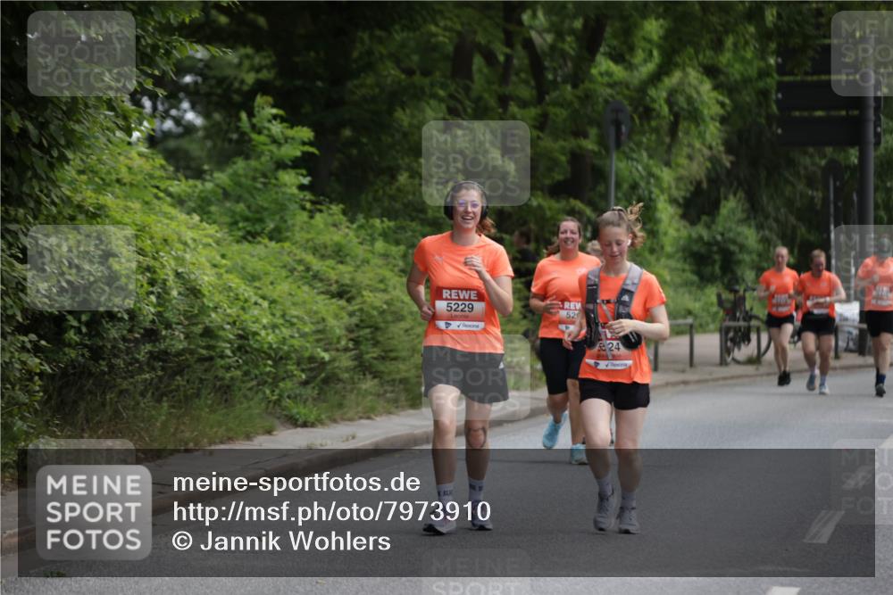 15.06.2025 - REWE Women's Run Jannik Wohlers http://msf.ph/oto/7973910 15.06.2025 10:08:38 Laufen 5229, 529, 5524 meine-sportfotos.de
