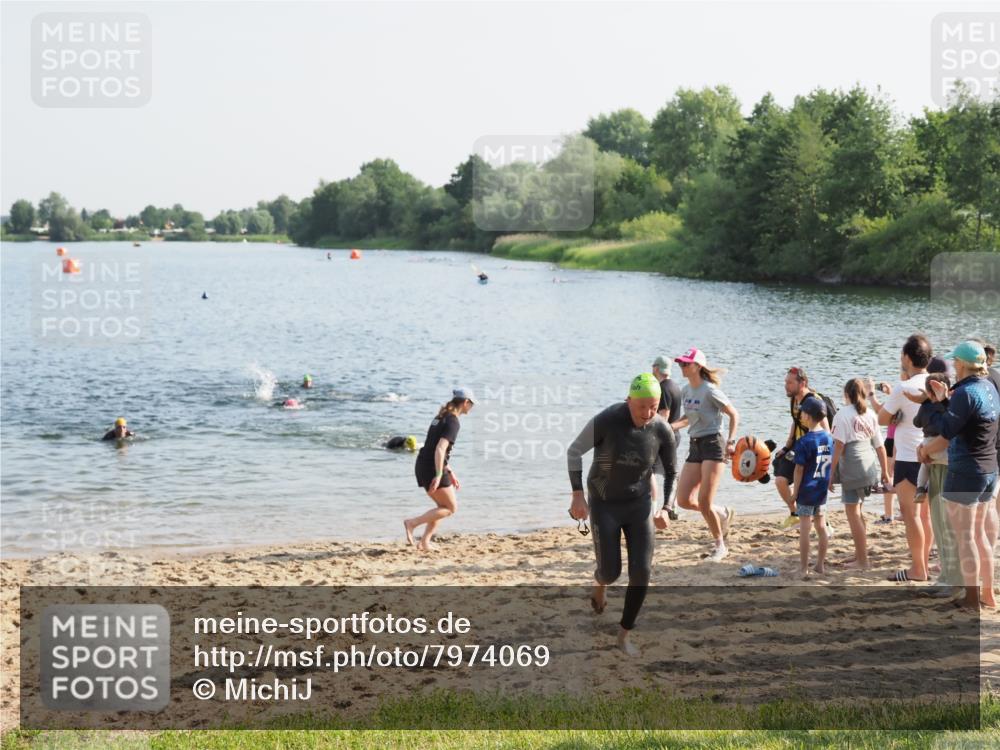 21.06.2025 - 27. Vierlanden-Triathlon MichiJ http://msf.ph/oto/7974069 15.06.2026 08:39:00 Schwimmen 77, 94 meine-sportfotos.de