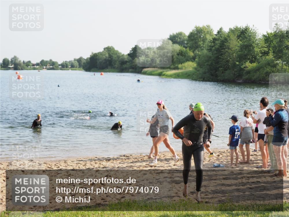 21.06.2025 - 27. Vierlanden-Triathlon MichiJ http://msf.ph/oto/7974079 15.06.2026 08:39:00 Schwimmen 77, 94 meine-sportfotos.de