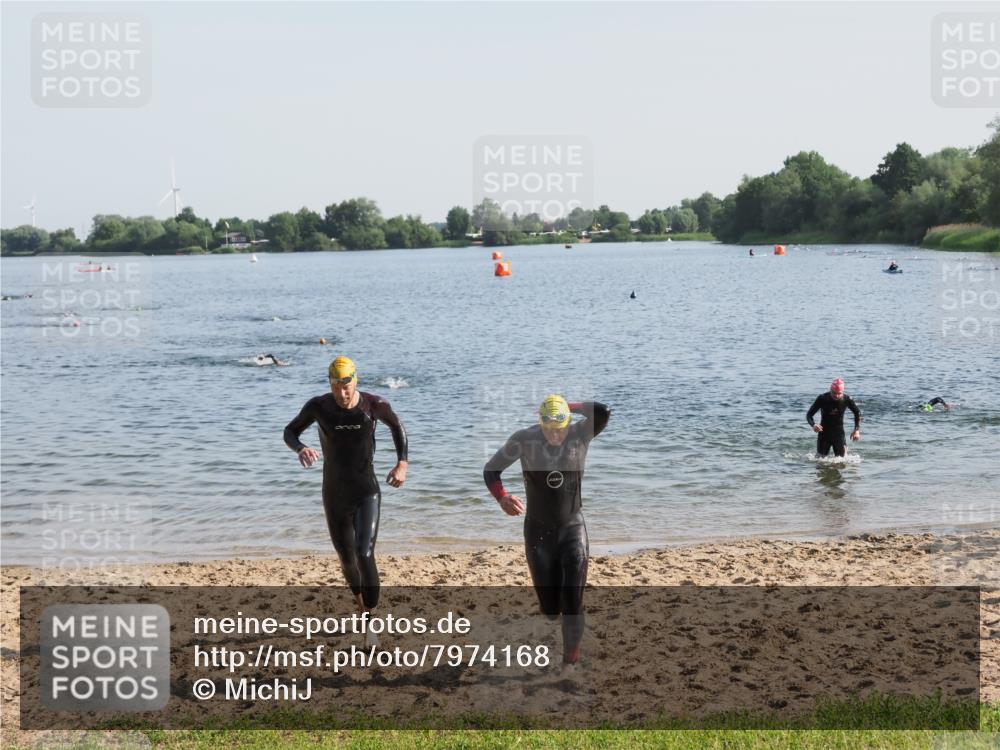 21.06.2025 - 27. Vierlanden-Triathlon MichiJ http://msf.ph/oto/7974168 15.06.2026 08:39:10 Schwimmen 77, 120, 132, 165 meine-sportfotos.de