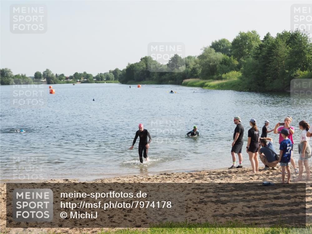 21.06.2025 - 27. Vierlanden-Triathlon MichiJ http://msf.ph/oto/7974178 15.06.2026 08:39:13 Schwimmen 77, 120, 132, 165 meine-sportfotos.de