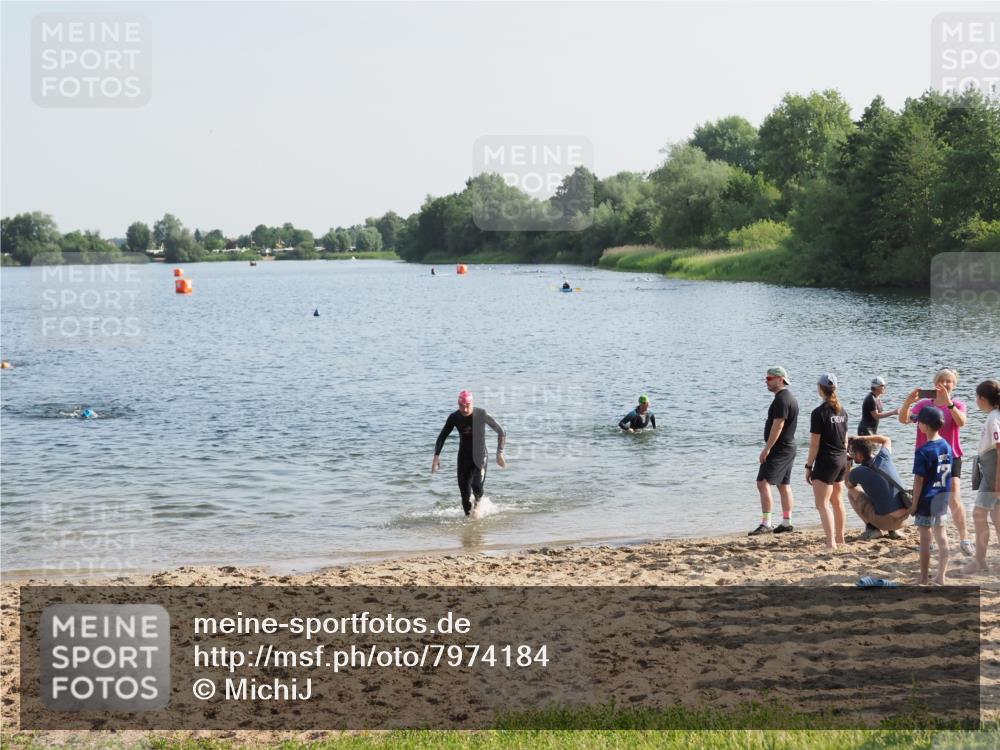 21.06.2025 - 27. Vierlanden-Triathlon MichiJ http://msf.ph/oto/7974184 15.06.2026 08:39:13 Schwimmen 77, 120, 132, 165 meine-sportfotos.de