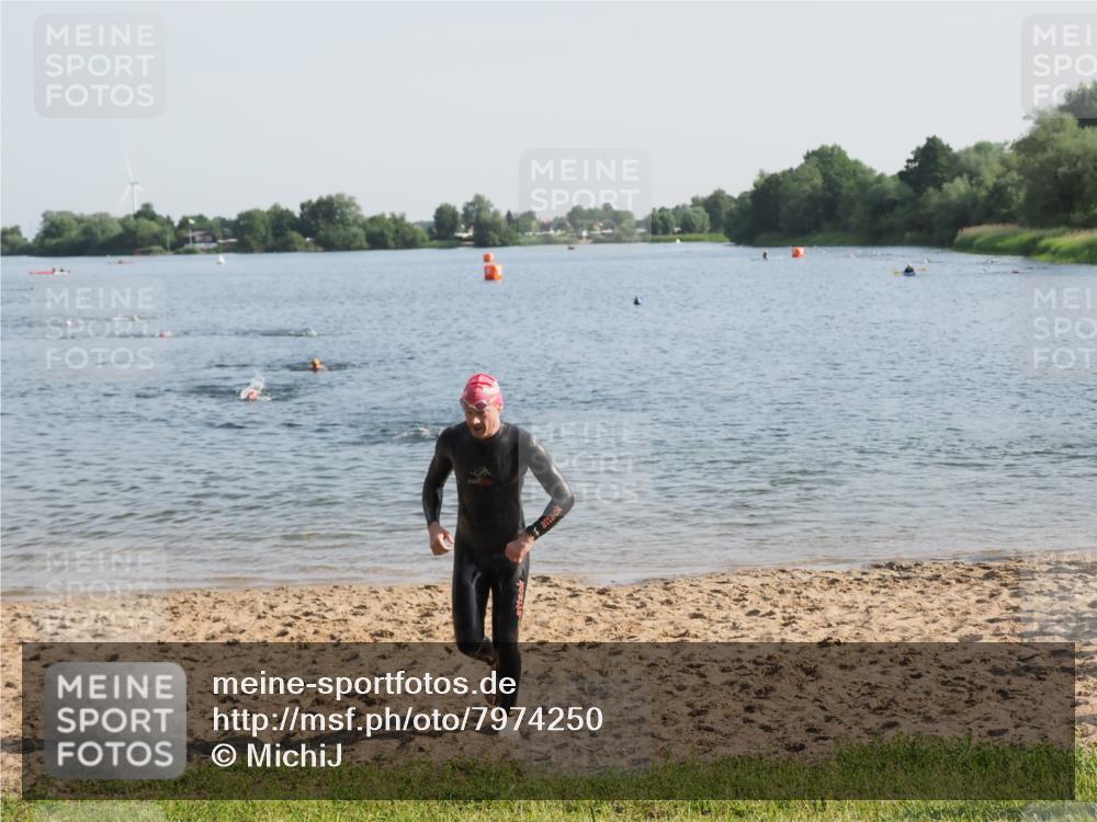 21.06.2025 - 27. Vierlanden-Triathlon MichiJ http://msf.ph/oto/7974250 15.06.2026 08:39:18 Schwimmen 120, 132, 165 meine-sportfotos.de