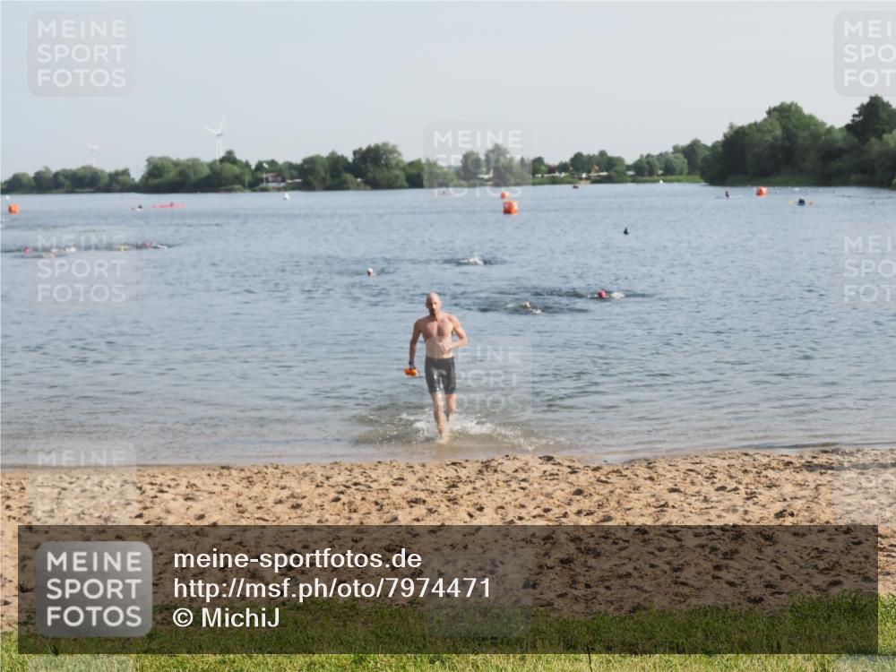 21.06.2025 - 27. Vierlanden-Triathlon MichiJ http://msf.ph/oto/7974471 15.06.2026 08:39:53 Schwimmen 3 meine-sportfotos.de