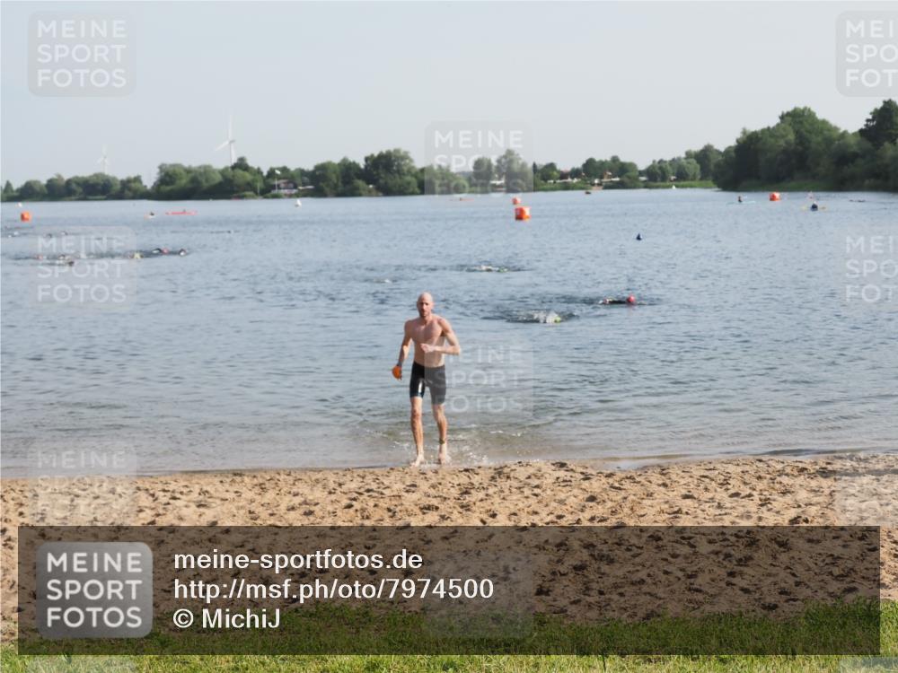 21.06.2025 - 27. Vierlanden-Triathlon MichiJ http://msf.ph/oto/7974500 15.06.2026 08:39:53 Schwimmen 3 meine-sportfotos.de