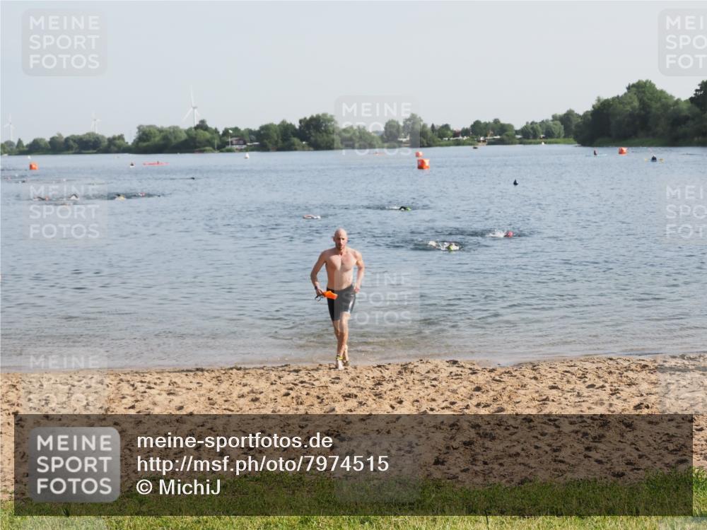 21.06.2025 - 27. Vierlanden-Triathlon MichiJ http://msf.ph/oto/7974515 15.06.2026 08:39:54 Schwimmen 3 meine-sportfotos.de