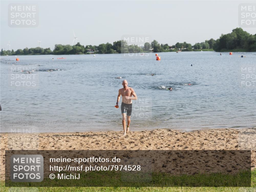 21.06.2025 - 27. Vierlanden-Triathlon MichiJ http://msf.ph/oto/7974528 15.06.2026 08:39:54 Schwimmen 3 meine-sportfotos.de