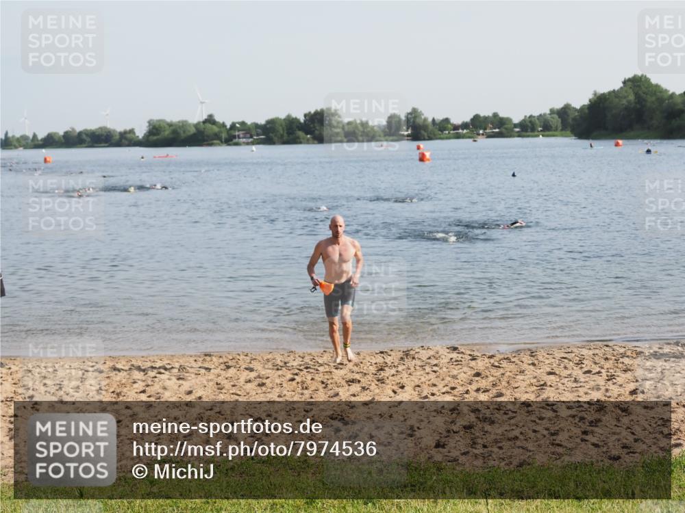 21.06.2025 - 27. Vierlanden-Triathlon MichiJ http://msf.ph/oto/7974536 15.06.2026 08:39:54 Schwimmen 3 meine-sportfotos.de