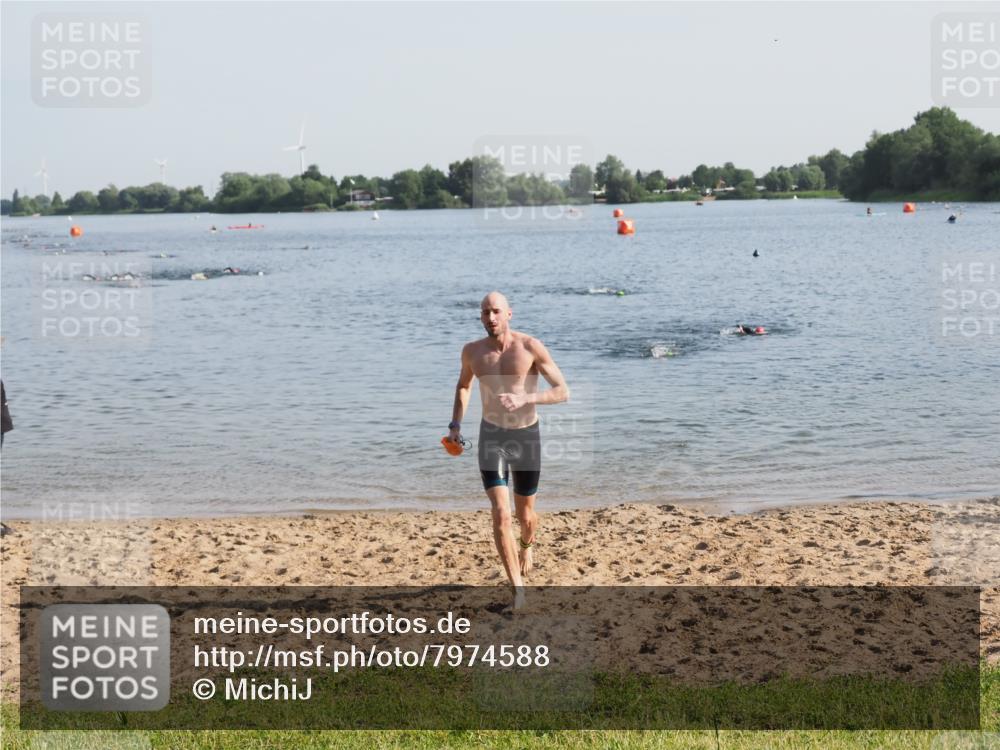21.06.2025 - 27. Vierlanden-Triathlon MichiJ http://msf.ph/oto/7974588 15.06.2026 08:39:56 Schwimmen 3 meine-sportfotos.de