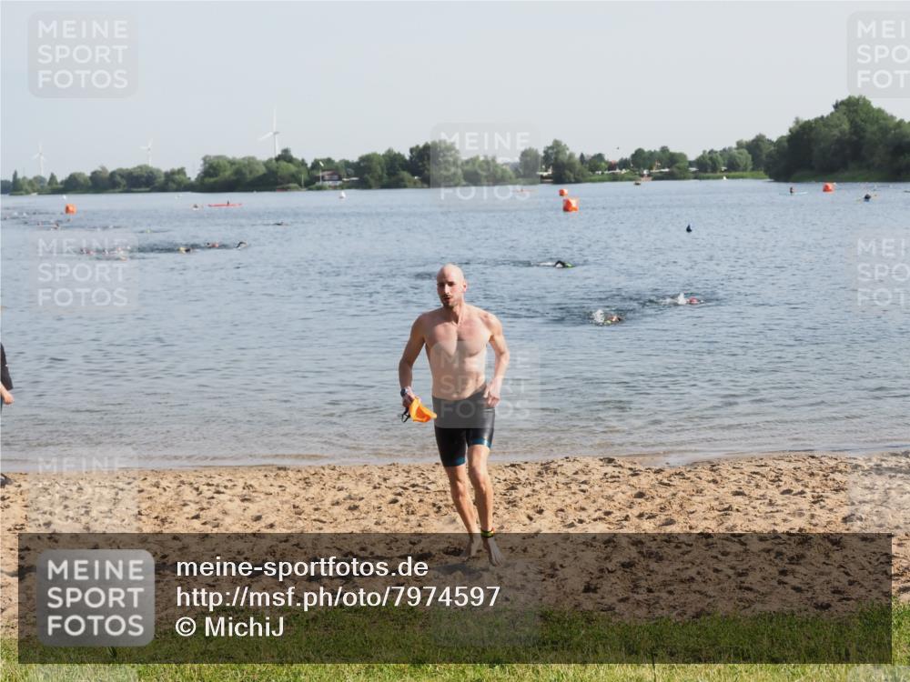 21.06.2025 - 27. Vierlanden-Triathlon MichiJ http://msf.ph/oto/7974597 15.06.2026 08:39:56 Schwimmen 3 meine-sportfotos.de