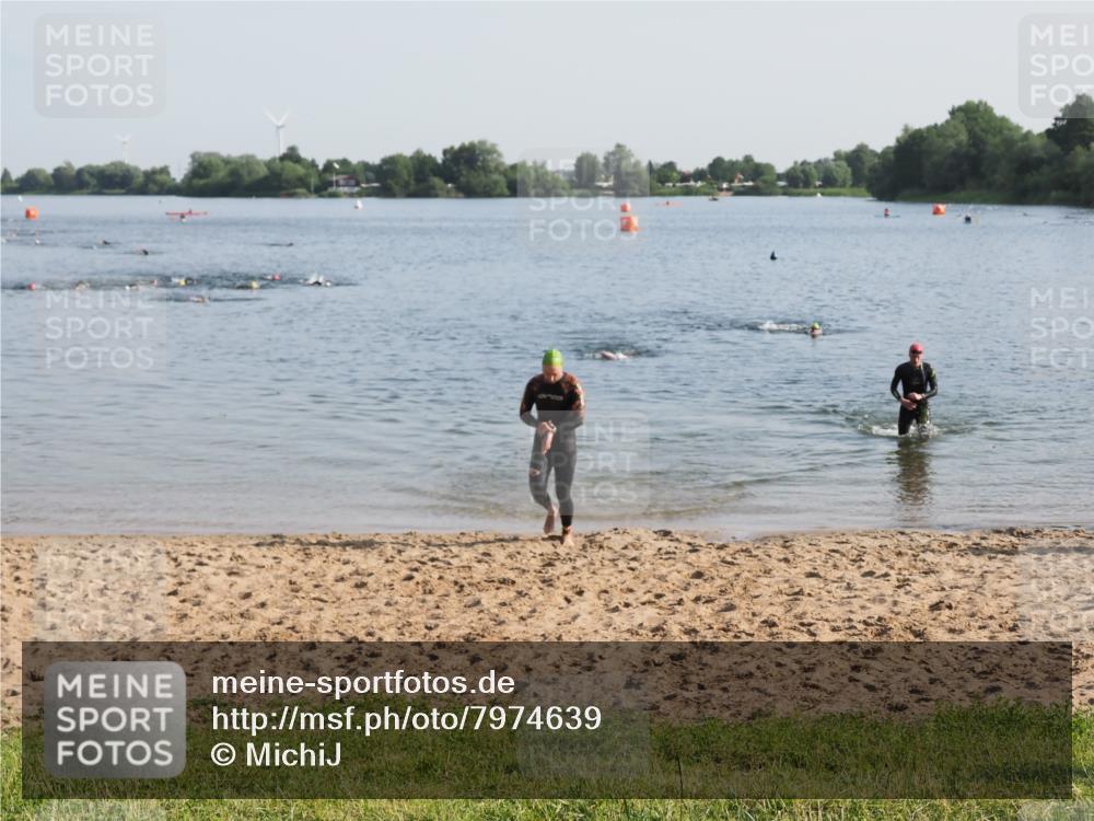21.06.2025 - 27. Vierlanden-Triathlon MichiJ http://msf.ph/oto/7974639 15.06.2026 08:40:13 Schwimmen 67, 82 meine-sportfotos.de