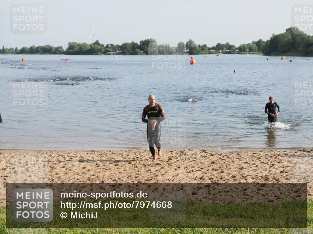 21.06.2025 - 27. Vierlanden-Triathlon MichiJ http://msf.ph/oto/7974668 15.06.2026 08:40:14 Schwimmen 67, 82 meine-sportfotos.de