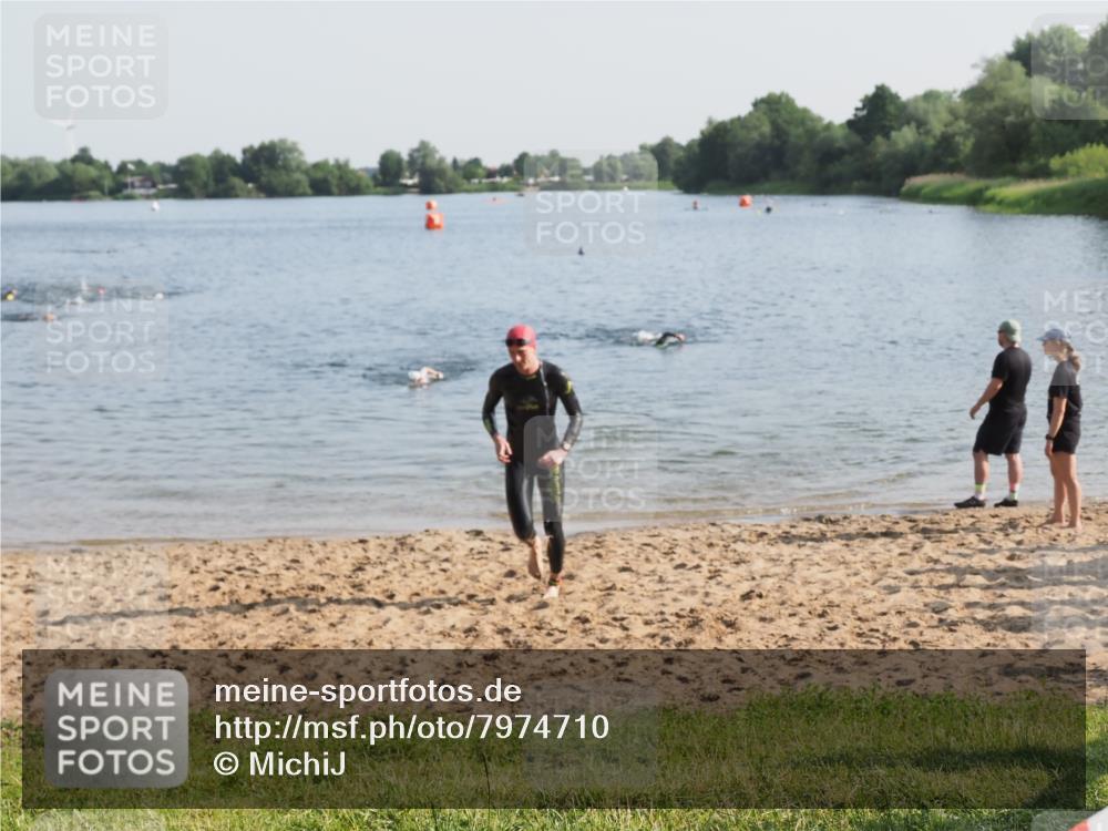 21.06.2025 - 27. Vierlanden-Triathlon MichiJ http://msf.ph/oto/7974710 15.06.2026 08:40:19 Schwimmen 67, 82 meine-sportfotos.de
