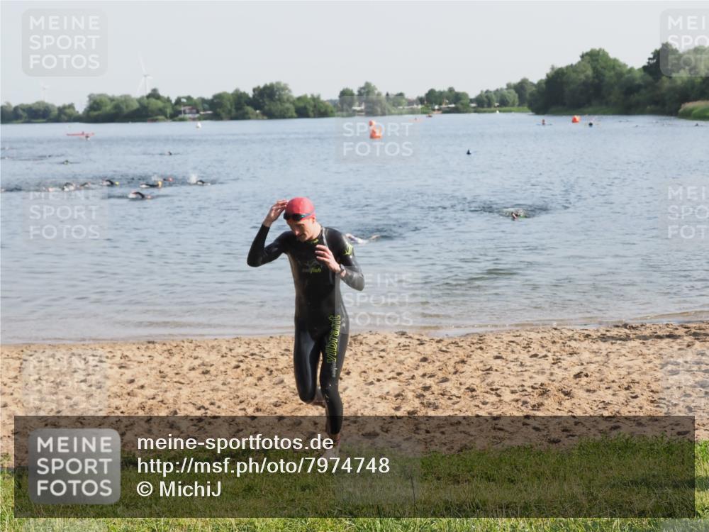 21.06.2025 - 27. Vierlanden-Triathlon MichiJ http://msf.ph/oto/7974748 15.06.2026 08:40:20 Schwimmen 67, 82 meine-sportfotos.de