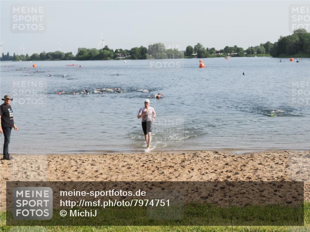 21.06.2025 - 27. Vierlanden-Triathlon MichiJ http://msf.ph/oto/7974751 15.06.2026 08:40:30 Schwimmen 7 meine-sportfotos.de