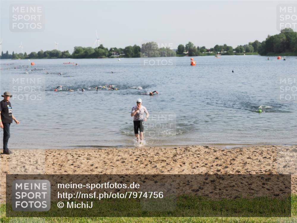 21.06.2025 - 27. Vierlanden-Triathlon MichiJ http://msf.ph/oto/7974756 15.06.2026 08:40:30 Schwimmen 7 meine-sportfotos.de