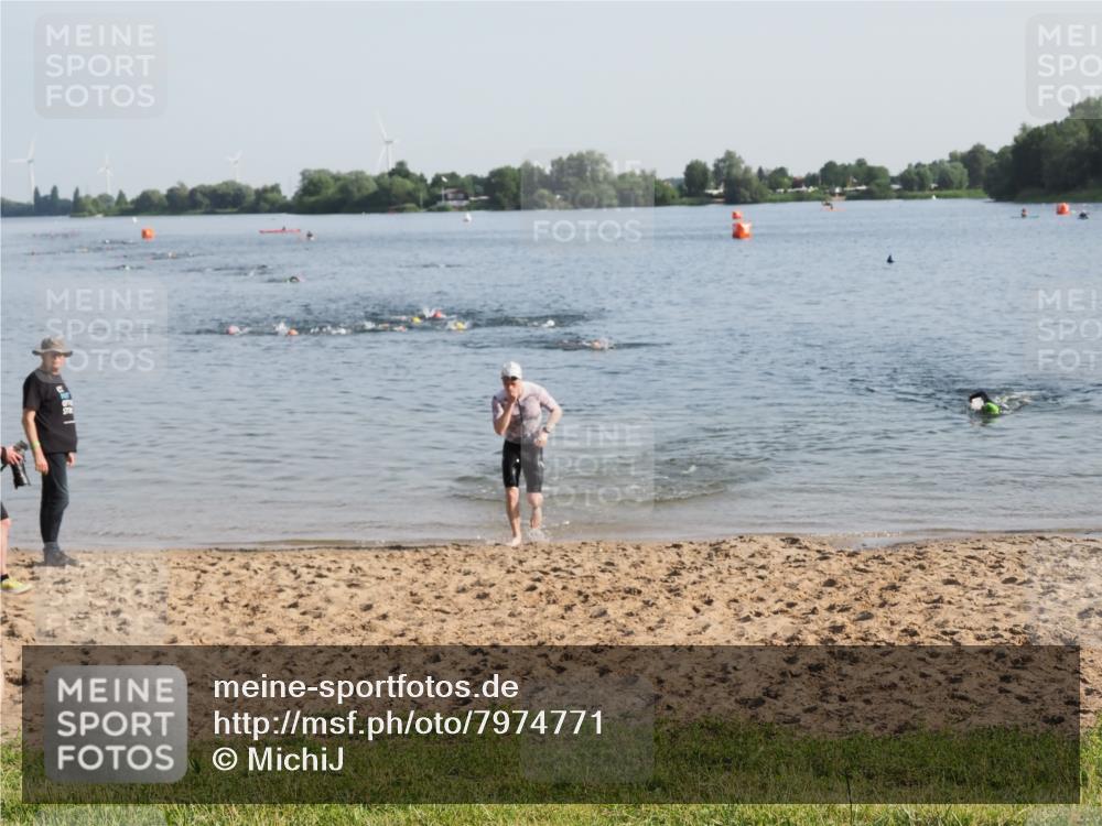 21.06.2025 - 27. Vierlanden-Triathlon MichiJ http://msf.ph/oto/7974771 15.06.2026 08:40:30 Schwimmen 7 meine-sportfotos.de
