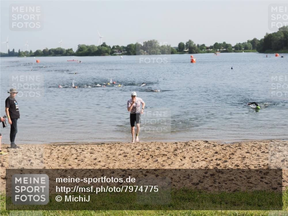 21.06.2025 - 27. Vierlanden-Triathlon MichiJ http://msf.ph/oto/7974775 15.06.2026 08:40:31 Schwimmen 7 meine-sportfotos.de