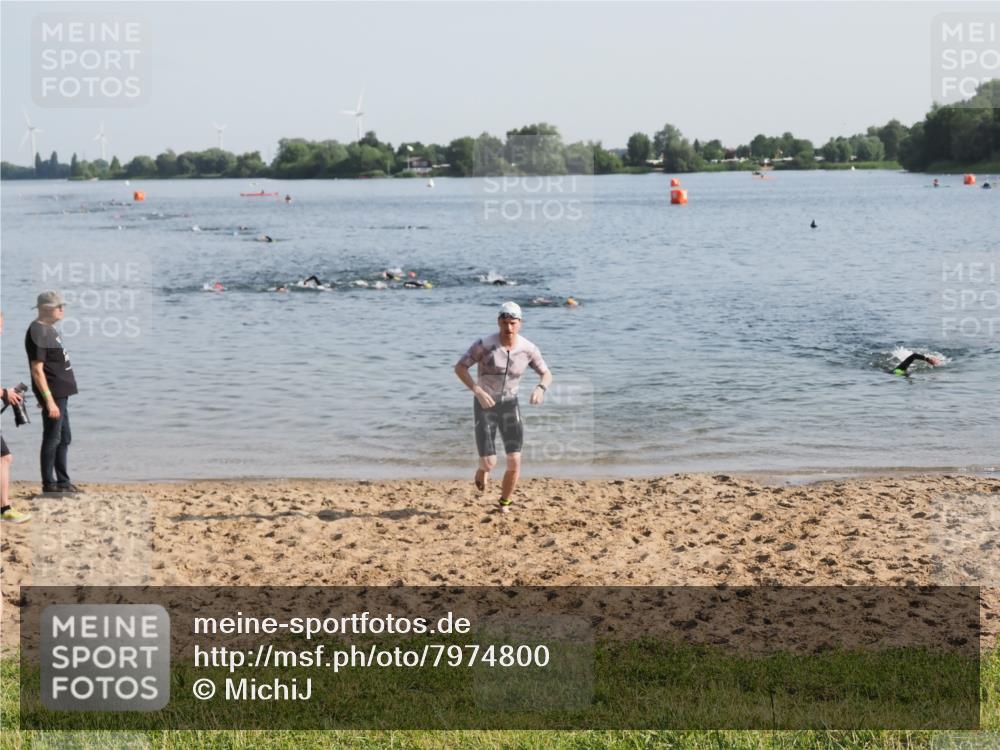 21.06.2025 - 27. Vierlanden-Triathlon MichiJ http://msf.ph/oto/7974800 15.06.2026 08:40:32 Schwimmen 7 meine-sportfotos.de